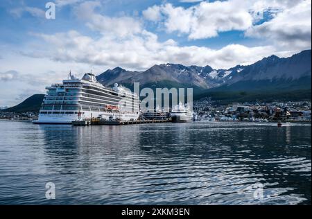 07.03.2024, Argentina, Terra del fuoco, Ushuaia - nave da crociera Vichingo Jupiter Bergen nel porto di Ushuaia presso il Canale di Beagle, il canale di Beagle Foto Stock