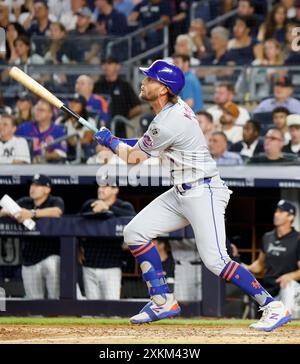 Bronx, Stati Uniti. 23 luglio 2024. I New York Mets Jeff McNeil festeggia dopo aver battuto un fuoricampo da 2 punti nel sesto inning contro i New York Yankees allo Yankee Stadium martedì 23 luglio 2024 a New York City. Foto di John Angelillo/UPI credito: UPI/Alamy Live News Foto Stock