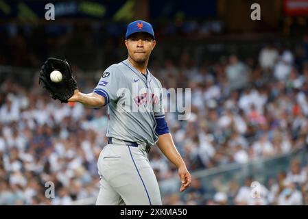 Bronx, Stati Uniti. 23 luglio 2024. Il lanciatore titolare dei New York Mets a Quintana si trova sul tumulo nel Jos inning contro i New York Yankees allo Yankee Stadium martedì 23 luglio 2024 a New York City. Foto di John Angelillo/UPI credito: UPI/Alamy Live News Foto Stock