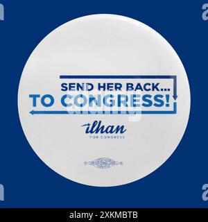 Pulsante pin-back per l'elezione del rappresentante americano in carica Ilhan Omar del 5° distretto congressuale a Minneapolis, Minnesota. Omar è la F. Foto Stock