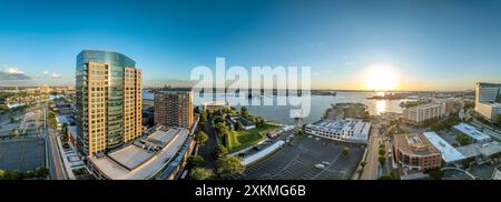 Vista aerea del centro storico di Norfolk, Virginia, prima del tramonto Foto Stock