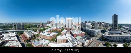 Vista panoramica aerea del centro di Richmond con edifici di uffici e grattacieli Foto Stock