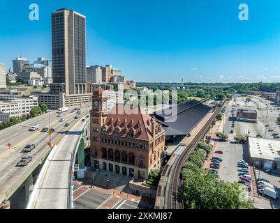 Vista aerea del centro di Richmond con grattacieli e la storica stazione ferroviaria di Main Street Foto Stock