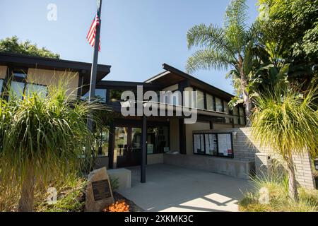La Habra Heights, California, USA - 20 luglio 2024: Il sole del pomeriggio splende sul municipio e sul cartello del centro amministrativo di la Habra Heights. Foto Stock