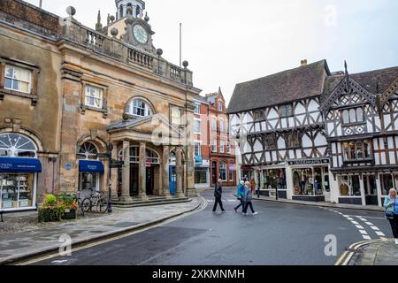 Edificio Ludlow The Buttercross accanto all'architettura medievale Tudor, Shropshire, Inghilterra, Regno Unito Foto Stock