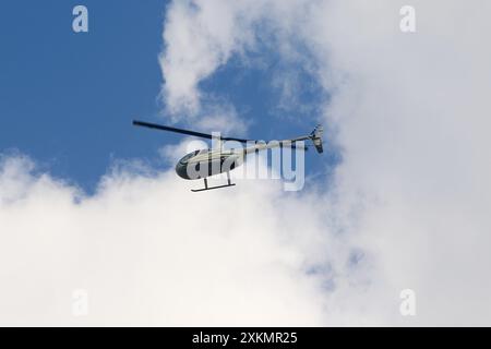 San Pietroburgo, Russia. 23 luglio 2024. L'elicottero Robinson R44 Raven vola nel cielo sopra San Pietroburgo. Credito: SOPA Images Limited/Alamy Live News Foto Stock