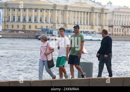 San Pietroburgo, Russia. 23 luglio 2024. La gente cammina lungo l'argine lungo il fiume Neva a San Pietroburgo. Credito: SOPA Images Limited/Alamy Live News Foto Stock