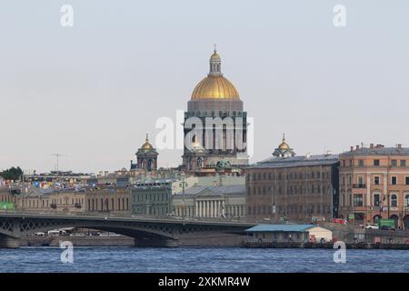 San Pietroburgo, Russia. 23 luglio 2024. Vista della cattedrale di Sant'Isacco a San Pietroburgo nelle calde giornate estive. (Foto di Maksim Konstantinov/SOPA Images/Sipa USA) credito: SIPA USA/Alamy Live News Foto Stock