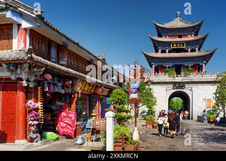 La Torre Wuhua e i negozi di souvenir nella città vecchia di Dali, in Cina Foto Stock