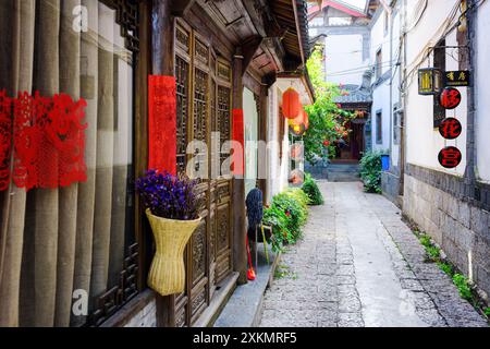 Porte in legno intagliato della tradizionale casa cinese orientale Foto Stock