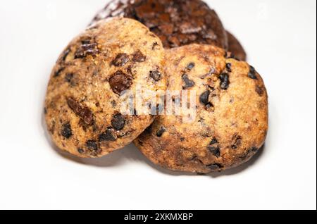 Biscotti con scaglie di cioccolato senza uova su sfondo bianco. Foto Stock