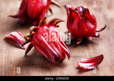 Calici magenta (sepali) di fiori di roselle sul tavolo Foto Stock