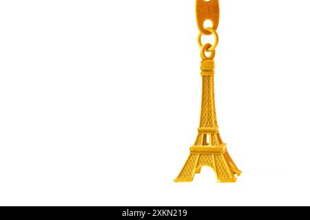 Souvenir della Torre Eiffel di colore dorato isolato su sfondo bianco Foto Stock