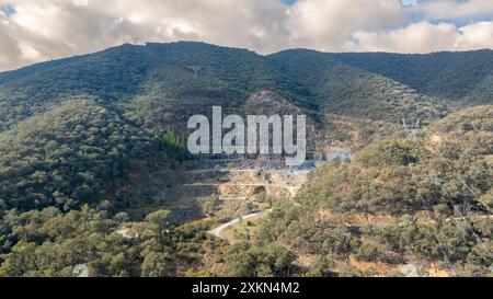 Fotografia aerea con droni di una vecchia cava di roccia non più in uso sul lato di una grande collina nella regione delle Snowy Mountains nel nuovo Galles del Sud Foto Stock