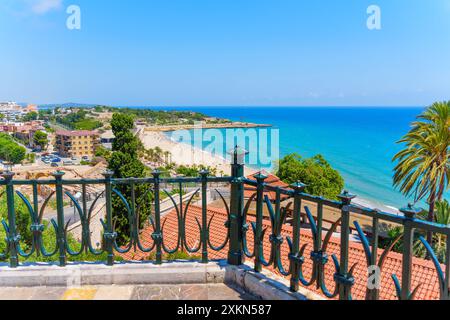 Eleganti ringhiere in ferro che incorniciano una splendida spiaggia e il Mar Mediterraneo a Tarragona, Spagna. Foto Stock