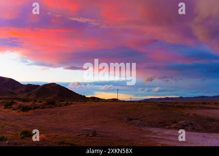 Tramonto nel deserto californiano caratterizzato da un pittoresco spettacolo di colori vivaci che illuminano il cielo e catturano l'essenza della bellezza naturale al crepuscolo. Foto Stock