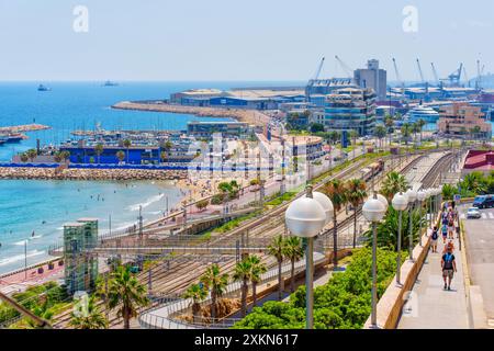 Tarragona, Spagna - 15 luglio 2024: Vista panoramica della costa, della spiaggia e delle strutture portuali di Tarragona. Foto Stock