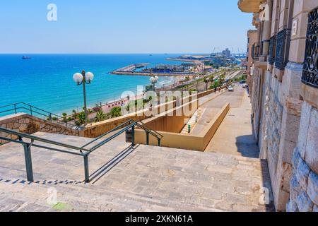 Tarragona, Spagna - 15 luglio 2024: Scale in pietra che scendono verso la spiaggia e il lungomare di Tarragona, Spagna. Foto Stock