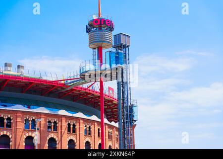 Barcellona, Spagna - 16 luglio 2024: Vista dell'ascensore di vetro esterno accanto al centro commerciale Arenas de Barcelona. Foto Stock