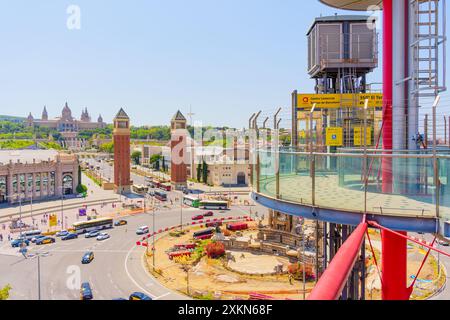 Barcellona, Spagna - 16 luglio 2024: Vista dell'ascensore che mostra Placa d'Espanya e dintorni della città. Foto Stock