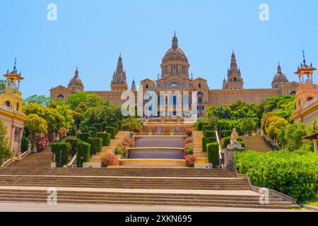 Barcellona, Spagna - 16 luglio 2024: Gradini incantevoli e lussureggianti giardini di fronte al Palau Nacional. Foto Stock