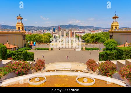 Barcellona, Spagna - 16 luglio 2024: Vista mozzafiato catturata dai gradini del Palau Nacional che si affaccia sulla vibrante città di Barcellona in una soleggiata giornata estiva Foto Stock