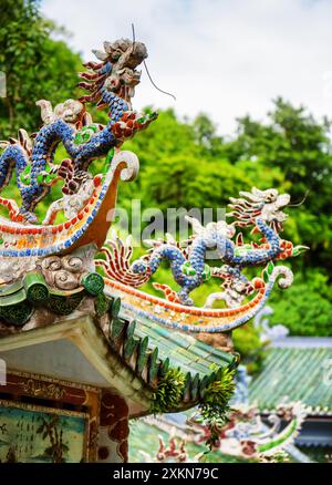 Draghi tradizionali a mosaico sul tetto della Pagoda Linh Ung Foto Stock