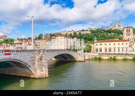 Vista panoramica del fiume Saone con la Vieux Lyon e la Collina Fourviere, Francia Foto Stock