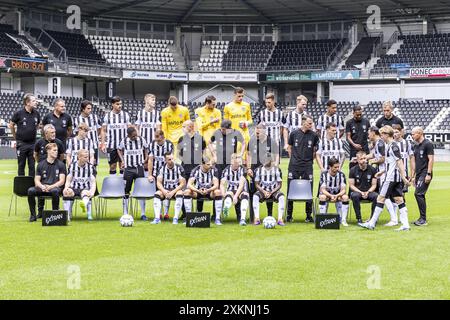 ALMELO, 23-07-2024, Asito stadion. Calcio olandese, Eredivisie, Photocall Heracles Almelo stagione 2024/2025. Giocatori di Heracles prima della chiamata credito: Pro Shots/Alamy Live News Foto Stock