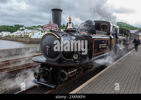 Double Fairlie 'James Spooner', la più recente locomotiva a vapore al mondo, alla stazione di Porthmadog sulla Festiniog Railway, Gwynedd, Galles del Nord Foto Stock