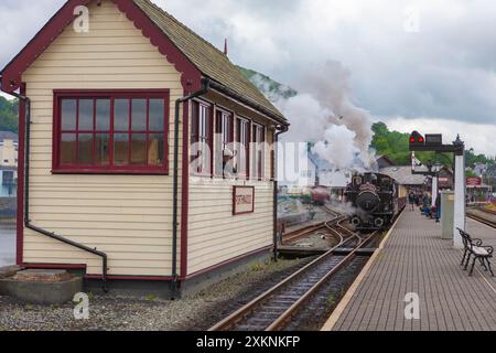 Double Fairlie 'James Spooner', la più recente locomotiva a vapore al mondo, alla stazione di Porthmadog sulla Festiniog Railway, Gwynedd, Galles del Nord Foto Stock
