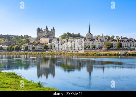 Vista panoramica della città di Saumur nella valle della Loira in Francia con il castello di Saumur che si riflette sulle acque del fiume Loira Foto Stock