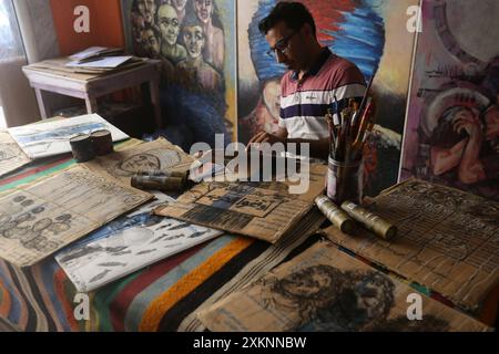 Un artista visivo palestinese Ahmed Muhanna dipinge dipinti all'interno del suo studio nel campo di Deir al-Balah Un artista visivo palestinese Ahmed Muhanna, dipinge dipinti all'interno del suo studio nel campo di Deir al-Balah, nella Striscia di Gaza centrale, il 24 luglio 2024. Al-Banna usa la carta delle scatole di cartone destinate a distribuire aiuti umanitari agli sfollati, per dipingere dipinti che esprimono la dura vita che i palestinesi vivono alla luce della continua guerra israeliana nella Striscia di Gaza. Foto di Naaman Omar apaimages Dair EL-Balah Striscia di Gaza territorio palestinese 240724 Dair El Balah NAA 0017 Copyright: xa Foto Stock