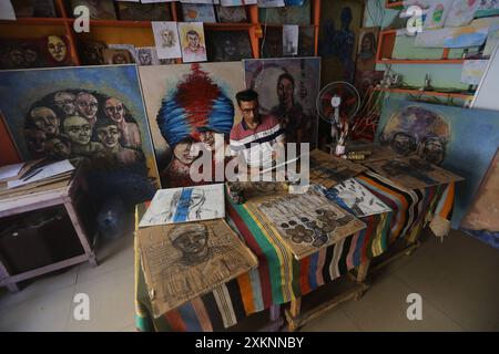 Un artista visivo palestinese Ahmed Muhanna dipinge dipinti all'interno del suo studio nel campo di Deir al-Balah Un artista visivo palestinese Ahmed Muhanna, dipinge dipinti all'interno del suo studio nel campo di Deir al-Balah, nella Striscia di Gaza centrale, il 24 luglio 2024. Al-Banna usa la carta delle scatole di cartone destinate a distribuire aiuti umanitari agli sfollati, per dipingere dipinti che esprimono la dura vita che i palestinesi vivono alla luce della continua guerra israeliana nella Striscia di Gaza. Foto di Naaman Omar apaimages Dair EL-Balah Striscia di Gaza territorio palestinese 240724 Dair El Balah NAA 0025 Copyright: xa Foto Stock