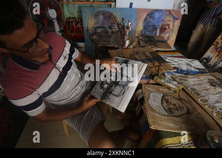 Un artista visivo palestinese Ahmed Muhanna dipinge dipinti all'interno del suo studio nel campo di Deir al-Balah Un artista visivo palestinese Ahmed Muhanna, dipinge dipinti all'interno del suo studio nel campo di Deir al-Balah, nella Striscia di Gaza centrale, il 24 luglio 2024. Al-Banna usa la carta delle scatole di cartone destinate a distribuire aiuti umanitari agli sfollati, per dipingere dipinti che esprimono la dura vita che i palestinesi vivono alla luce della continua guerra israeliana nella Striscia di Gaza. Foto di Naaman Omar apaimages Dair EL-Balah Striscia di Gaza territorio palestinese 240724 Dair El Balah NAA 0021 Copyright: xa Foto Stock