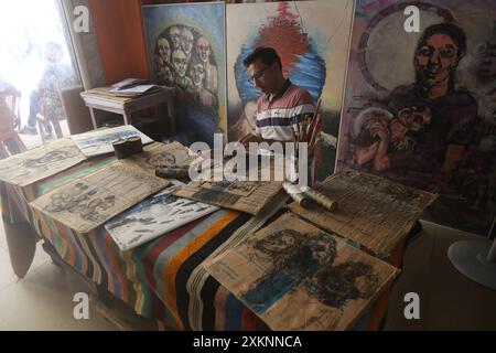 Un artista visivo palestinese Ahmed Muhanna dipinge dipinti all'interno del suo studio nel campo di Deir al-Balah Un artista visivo palestinese Ahmed Muhanna, dipinge dipinti all'interno del suo studio nel campo di Deir al-Balah, nella Striscia di Gaza centrale, il 24 luglio 2024. Al-Banna usa la carta delle scatole di cartone destinate a distribuire aiuti umanitari agli sfollati, per dipingere dipinti che esprimono la dura vita che i palestinesi vivono alla luce della continua guerra israeliana nella Striscia di Gaza. Foto di Naaman Omar apaimages Dair EL-Balah Striscia di Gaza territorio palestinese 240724 Dair El Balah NAA 0018 Copyright: xa Foto Stock