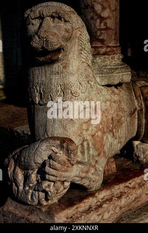 Colonna di marmo rosso del portico nord romanico della cattedrale di Trento, Trentino-alto Adige, poggia sul dorso di un leone scolpito. Foto Stock