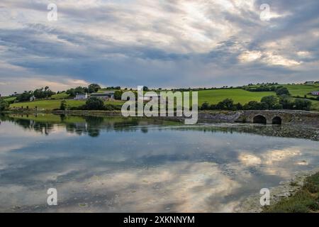 Alta marea a Granfeen Causeway, Kilbrittain, Co Cork, luglio 2024 Foto Stock