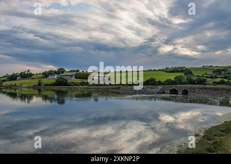 Alta marea a Granfeen Causeway, Kilbrittain, Co Cork, luglio 2024 Foto Stock