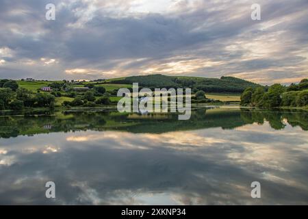 Alta marea a Granfeen Causeway, Kilbrittain, Co Cork, luglio 2024 Foto Stock