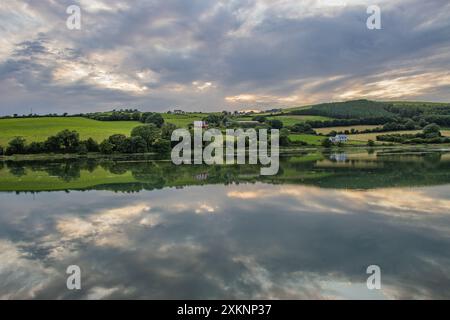 Alta marea a Granfeen Causeway, Kilbrittain, Co Cork, luglio 2024 Foto Stock