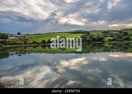 Alta marea a Granfeen Causeway, Kilbrittain, Co Cork, luglio 2024 Foto Stock