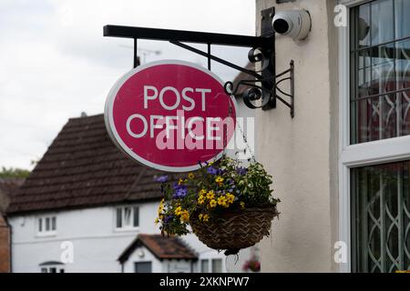L'insegna dell'ufficio postale del villaggio, Stretton on Dunsmore, Warwickshire, Inghilterra, Regno Unito Foto Stock