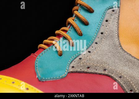 Primo piano di eleganti scarpe colorate in pelle sullo scaffale di un negozio. Abbigliamento uomo, scarpe classiche da uomo eleganti in diversi colori e modelli su un st Foto Stock