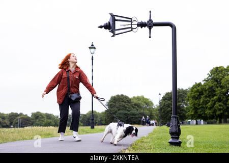 L'EDITORIALE UTILIZZA SOLO un'installazione artistica di un lampione piegato creato dall'artista Jem Hughes e commissionato da Samsung a Clapham Common, Londra. Data di pubblicazione: Mercoledì 24 luglio 2024. L'installazione artistica fa parte di un più ampio progetto artistico, Fold Town, di Samsung per celebrare il rilascio di Galaxy Z Flip6 e Z Fold6, ora con tecnologia Galaxy ai. Il credito fotografico dovrebbe essere: David Parry/PA Media Assignments Foto Stock