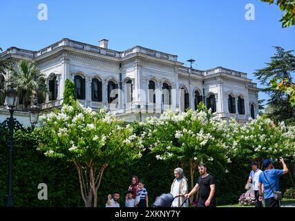 Istanbul. 23 luglio 2024. Questa foto scattata il 23 luglio 2024 mostra una vista del Palazzo Yildiz a Istanbul, T¨¹rkiye. Dopo sei anni di restauro, il Palazzo Yildiz di Istanbul, l'ultimo luogo di governo imperiale dell'Impero Ottomano, riaprì le sue porte ai visitatori il 19 luglio. Il Palazzo Yildiz fu costruito nel 1880 e ampliato con altri locali e padiglioni, che si estendono tra le colline e le valli lungo le rive dello stretto del Bosforo. Crediti: Liu lei/Xinhua/Alamy Live News Foto Stock