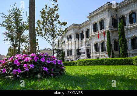 Istanbul. 23 luglio 2024. Questa foto scattata il 23 luglio 2024 mostra una vista del Palazzo Yildiz a Istanbul, T¨¹rkiye. Dopo sei anni di restauro, il Palazzo Yildiz di Istanbul, l'ultimo luogo di governo imperiale dell'Impero Ottomano, riaprì le sue porte ai visitatori il 19 luglio. Il Palazzo Yildiz fu costruito nel 1880 e ampliato con altri locali e padiglioni, che si estendono tra le colline e le valli lungo le rive dello stretto del Bosforo. Crediti: Liu lei/Xinhua/Alamy Live News Foto Stock