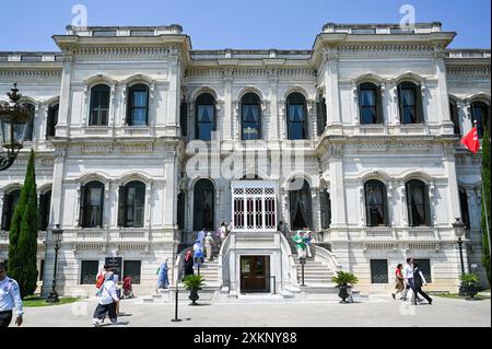 Istanbul. 23 luglio 2024. Questa foto scattata il 23 luglio 2024 mostra una vista del Palazzo Yildiz a Istanbul, T¨¹rkiye. Dopo sei anni di restauro, il Palazzo Yildiz di Istanbul, l'ultimo luogo di governo imperiale dell'Impero Ottomano, riaprì le sue porte ai visitatori il 19 luglio. Il Palazzo Yildiz fu costruito nel 1880 e ampliato con altri locali e padiglioni, che si estendono tra le colline e le valli lungo le rive dello stretto del Bosforo. Crediti: Liu lei/Xinhua/Alamy Live News Foto Stock