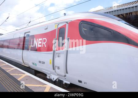 Grantham Inghilterra Regno Unito 23 luglio 2024 il treno denominato Azuma gestito dalla London North Eastern Railway (LNER) è un treno a unità multiple bi-mode della British Rail Classe 800 il tipo classe 800 utilizza motori elettrici alimentati da cavi elettrici sospesi per la trazione, ma dispone anche di generatori diesel per consentire ai treni di operare su binari non elettrificati. ©Ged Noonan/Alamy Foto Stock