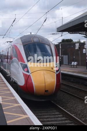 Grantham Inghilterra Regno Unito 23 luglio 2024 il treno denominato Azuma gestito dalla London North Eastern Railway (LNER) è un treno a unità multiple bi-mode della British Rail Classe 800 il tipo classe 800 utilizza motori elettrici alimentati da cavi elettrici sospesi per la trazione, ma dispone anche di generatori diesel per consentire ai treni di operare su binari non elettrificati. ©Ged Noonan/Alamy Foto Stock